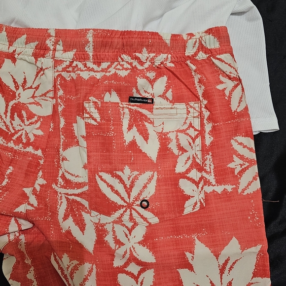 NWT quicksilver lined 7" swim trunks - Picture 8 of 8